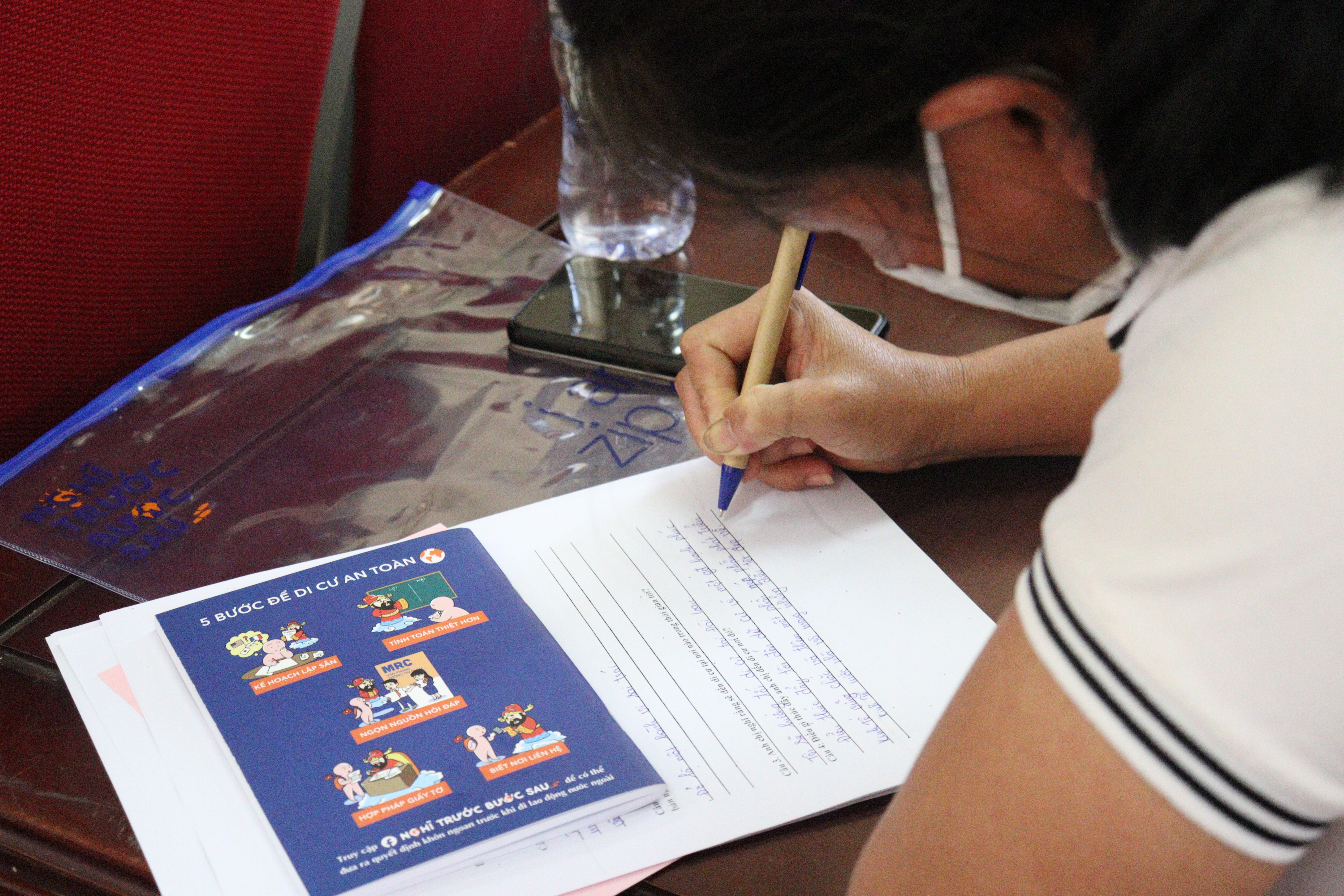 An international migrant worker who returned to Nghia Dan writes her reintegration plan when attending IOM’s training on sustainable reintegration and safe migration. Photo: IOM Viet Nam