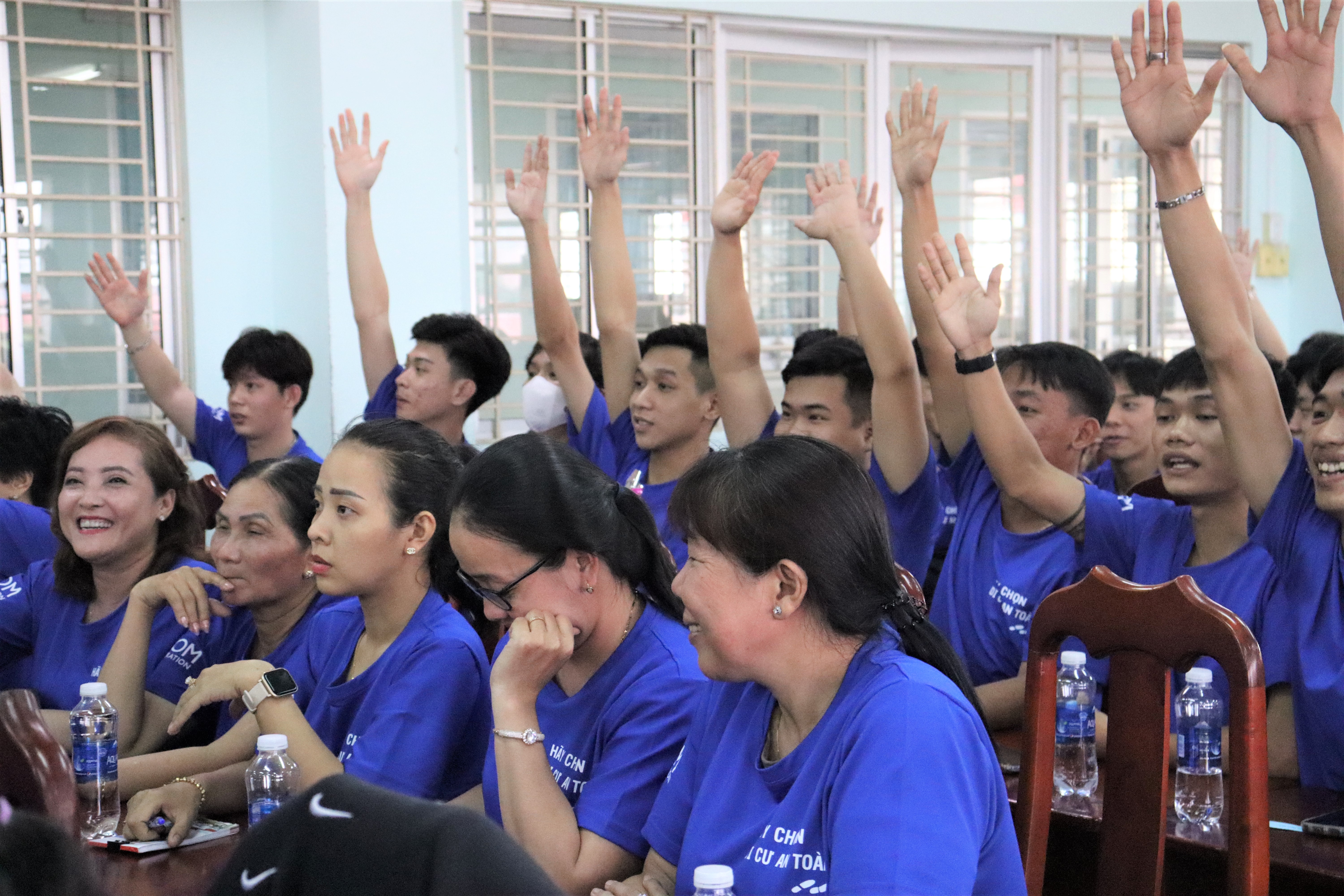 Participants excitedly joining a quiz related to the topic of safe labour migration during a policy dialogue in Can Tho @ Photo: IOM Viet Nam