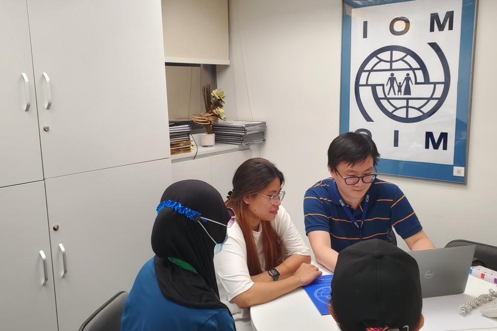 Eka Rahmawati with other migrants received cash assistance from IOM. Photo: IOM Hong Kong SAR, China