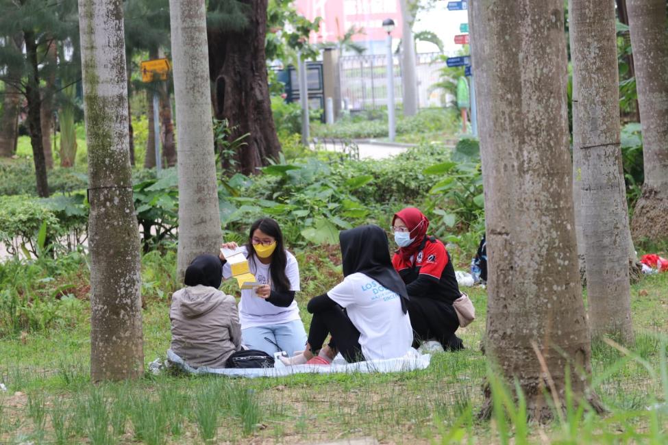 Sherli actively engaging the migrant domestic workers community through one-on-one interactions at popular migrants gathering park. Photo: PathFinders